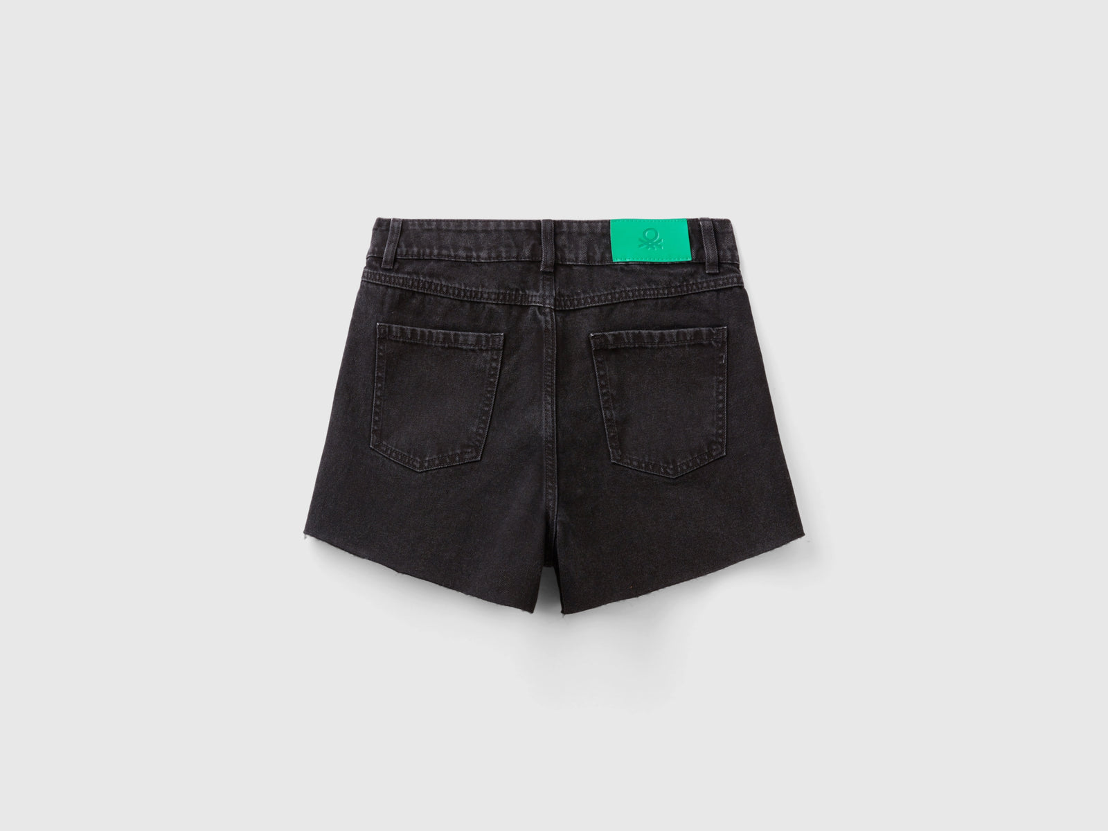 Shorts sfrangiati in misto cotone riciclato da donna nero 2 | Benetton Outlet
