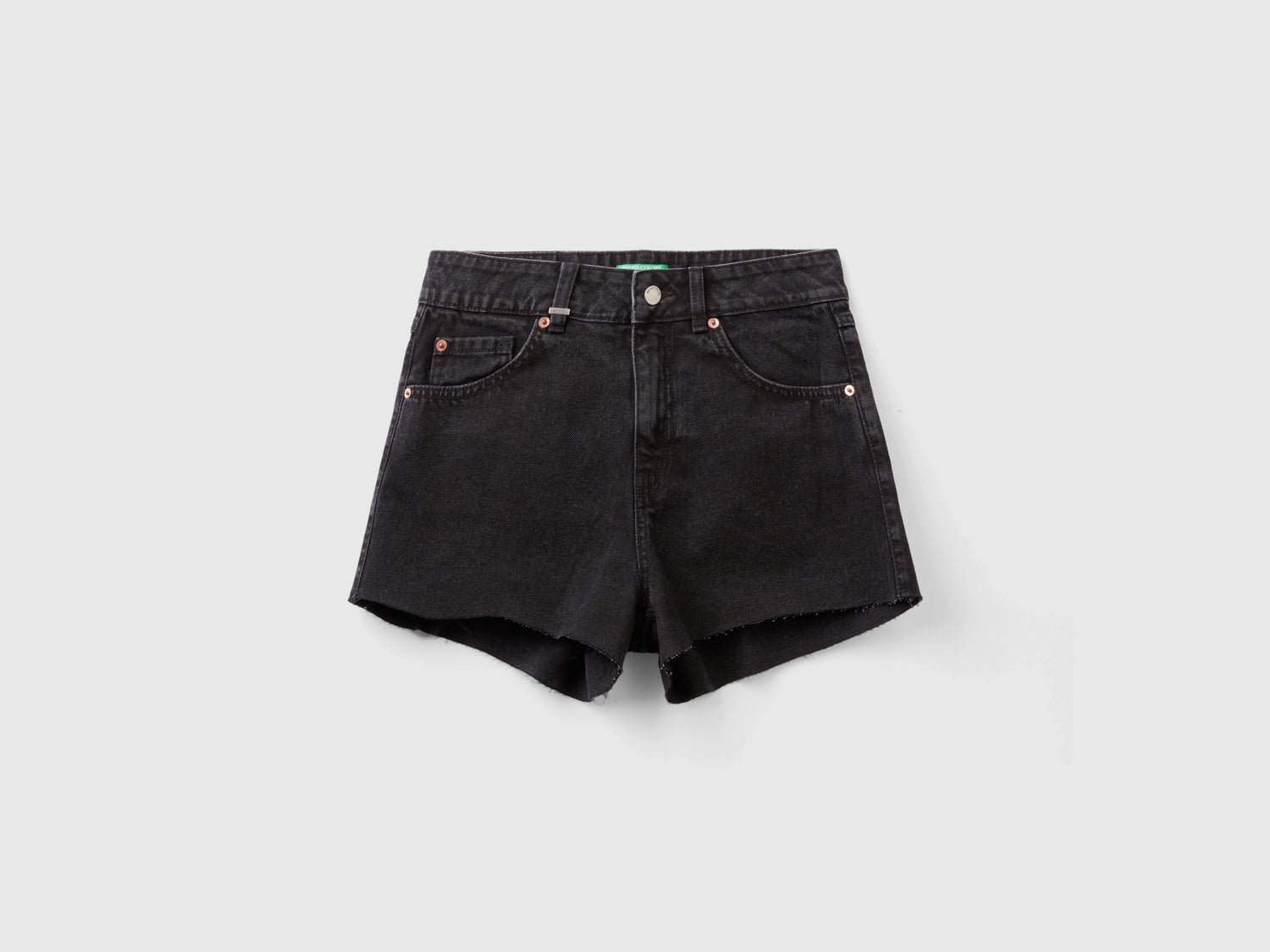 Shorts sfrangiati in misto cotone riciclato da donna nero | Benetton Outlet