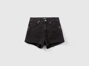 Shorts sfrangiati in misto cotone riciclato