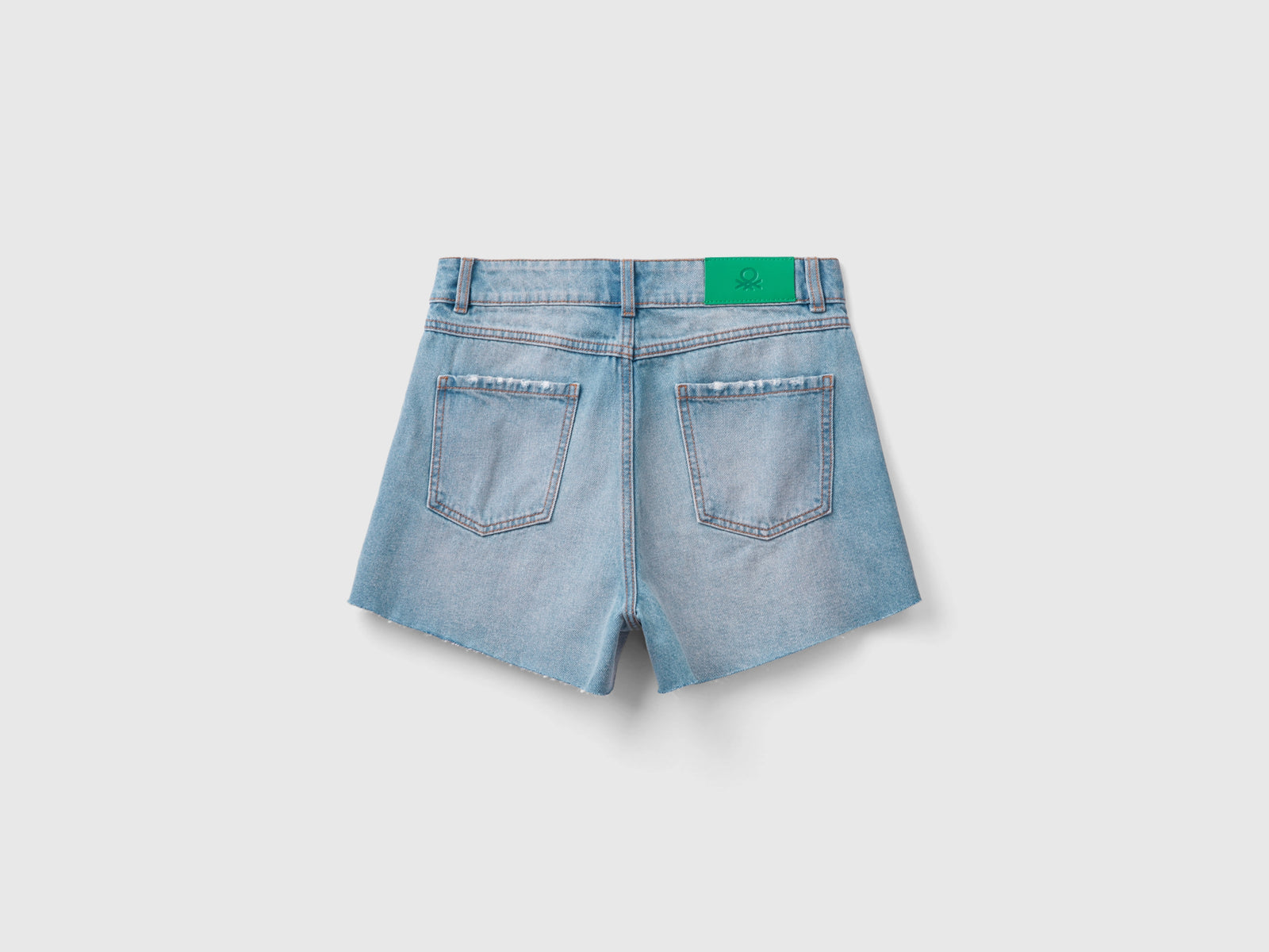 Shorts sfrangiati in misto cotone riciclato da donna azzurro 2 | Benetton Outlet