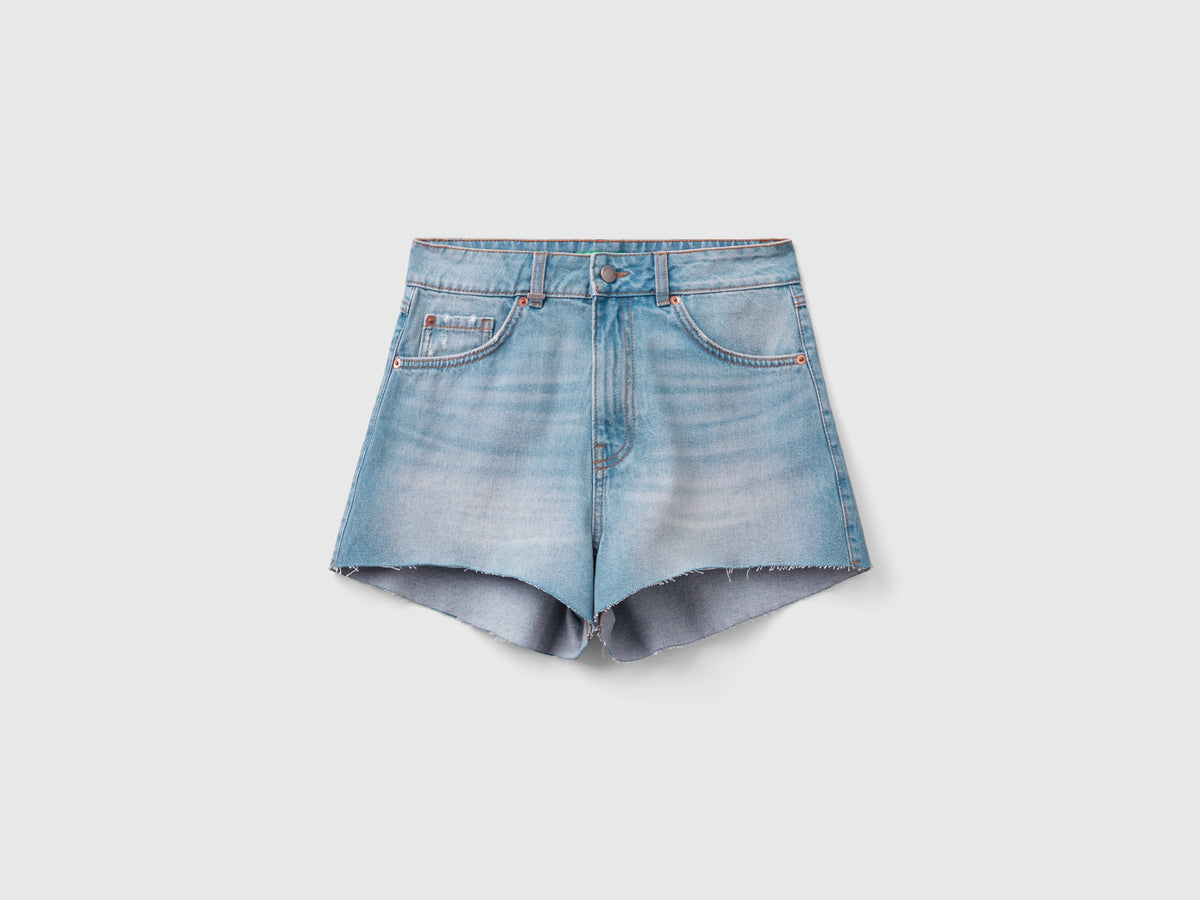 Shorts sfrangiati in misto cotone riciclato