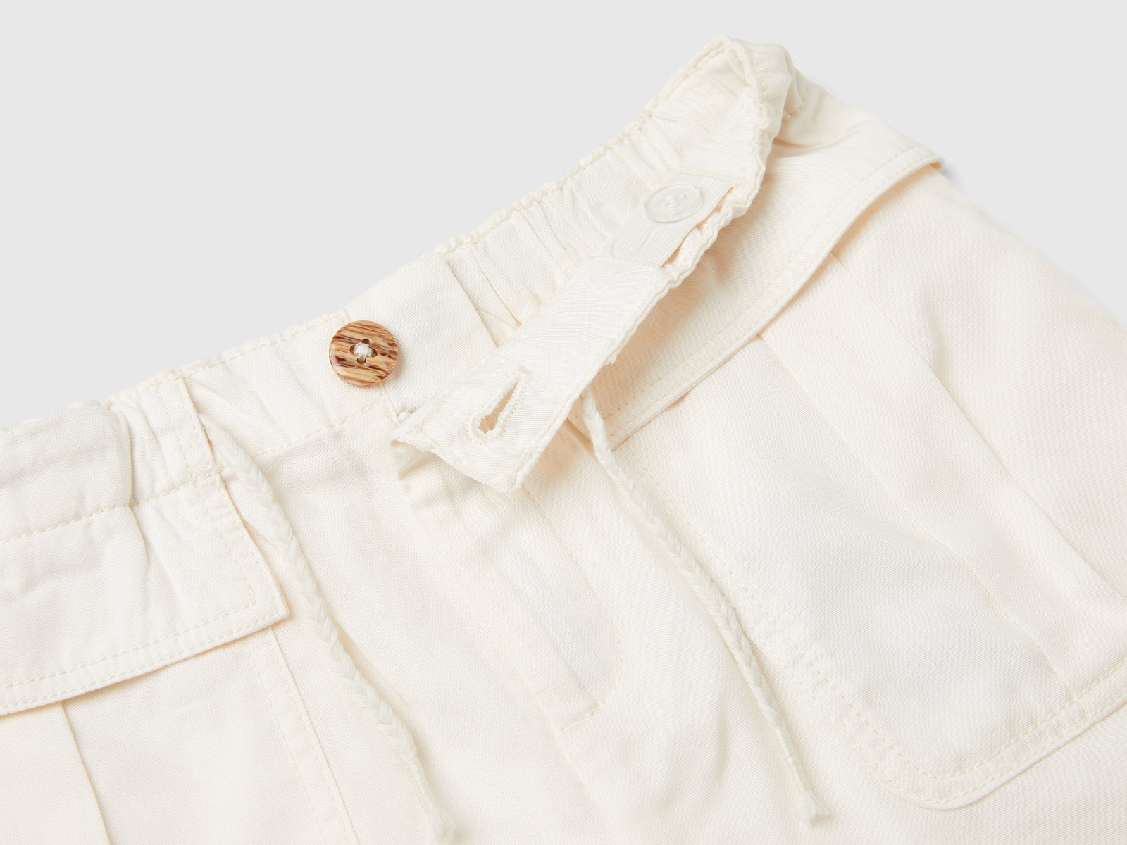 Bermuda fluidi con tasche da bambina bianco panna 2 | Benetton Outlet