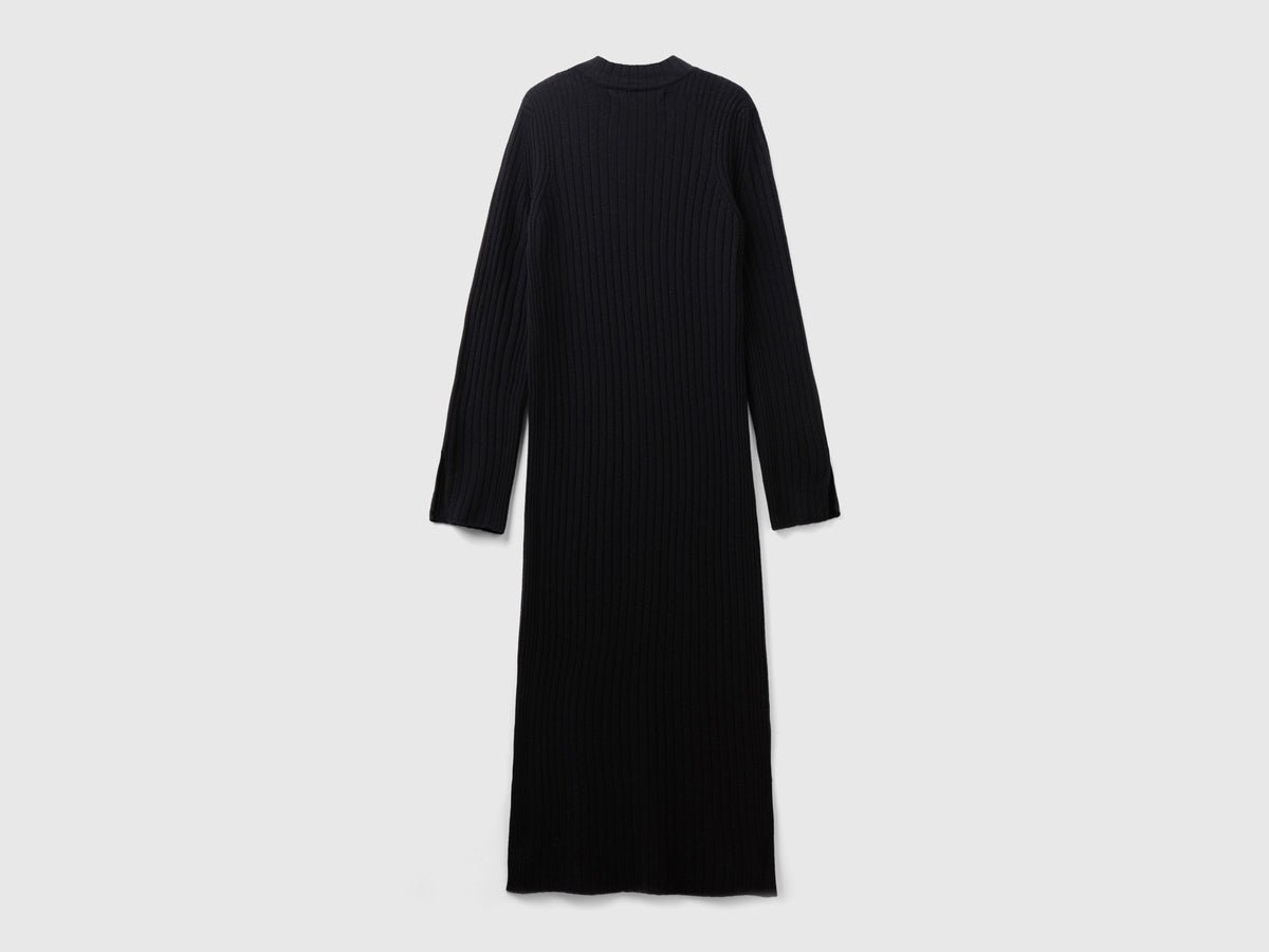 Vestito in maglia con spacchi
