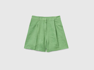 Pantaloni corti con lunghezza a metà coscia e piega frontale
