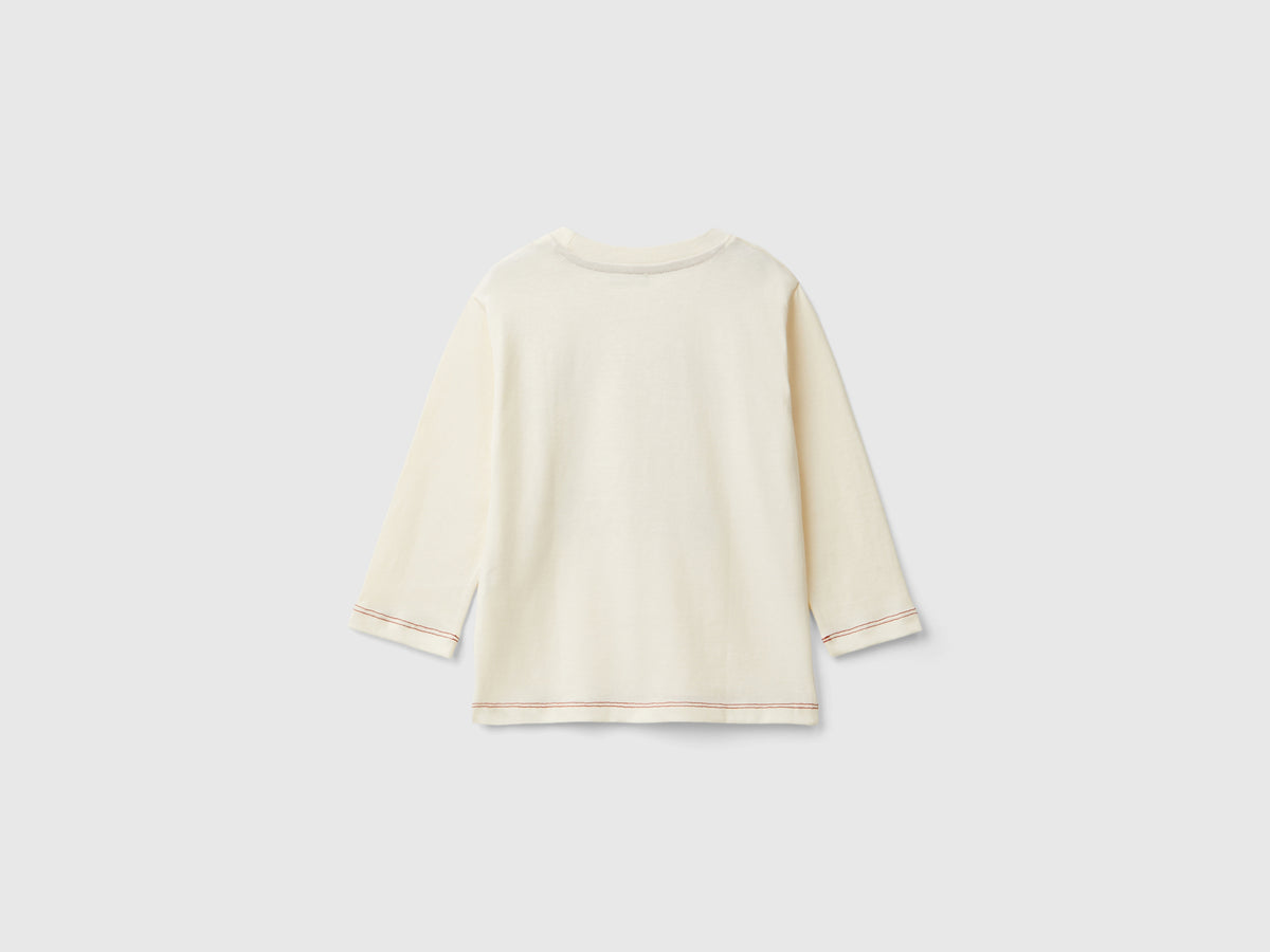 Maglietta con stampa e applicazione