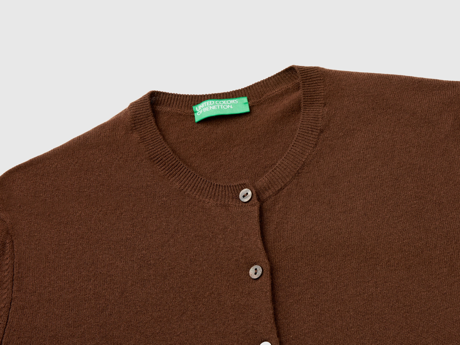 Cardigan girocollo in pura lana Merino da donna marrone scuro 3 | Benetton Outlet