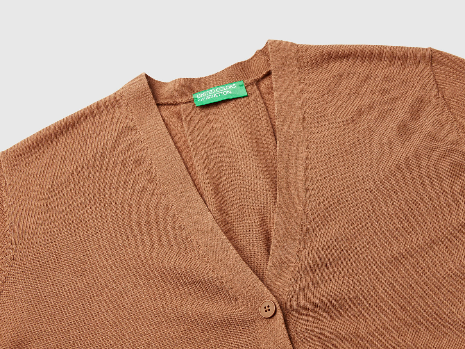 Maglia scollo a V in pura lana Merino da donna cammello 3 | Benetton Outlet