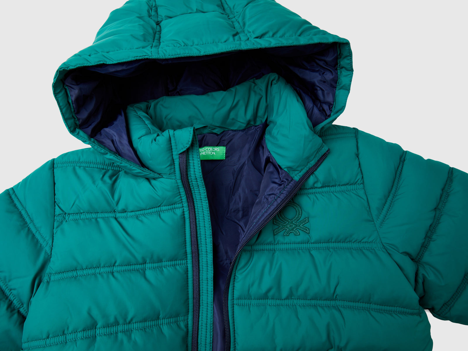 Chaqueta acolchada con capucha y logotipo. da bambino verde scuro 3 | Benetton Outlet