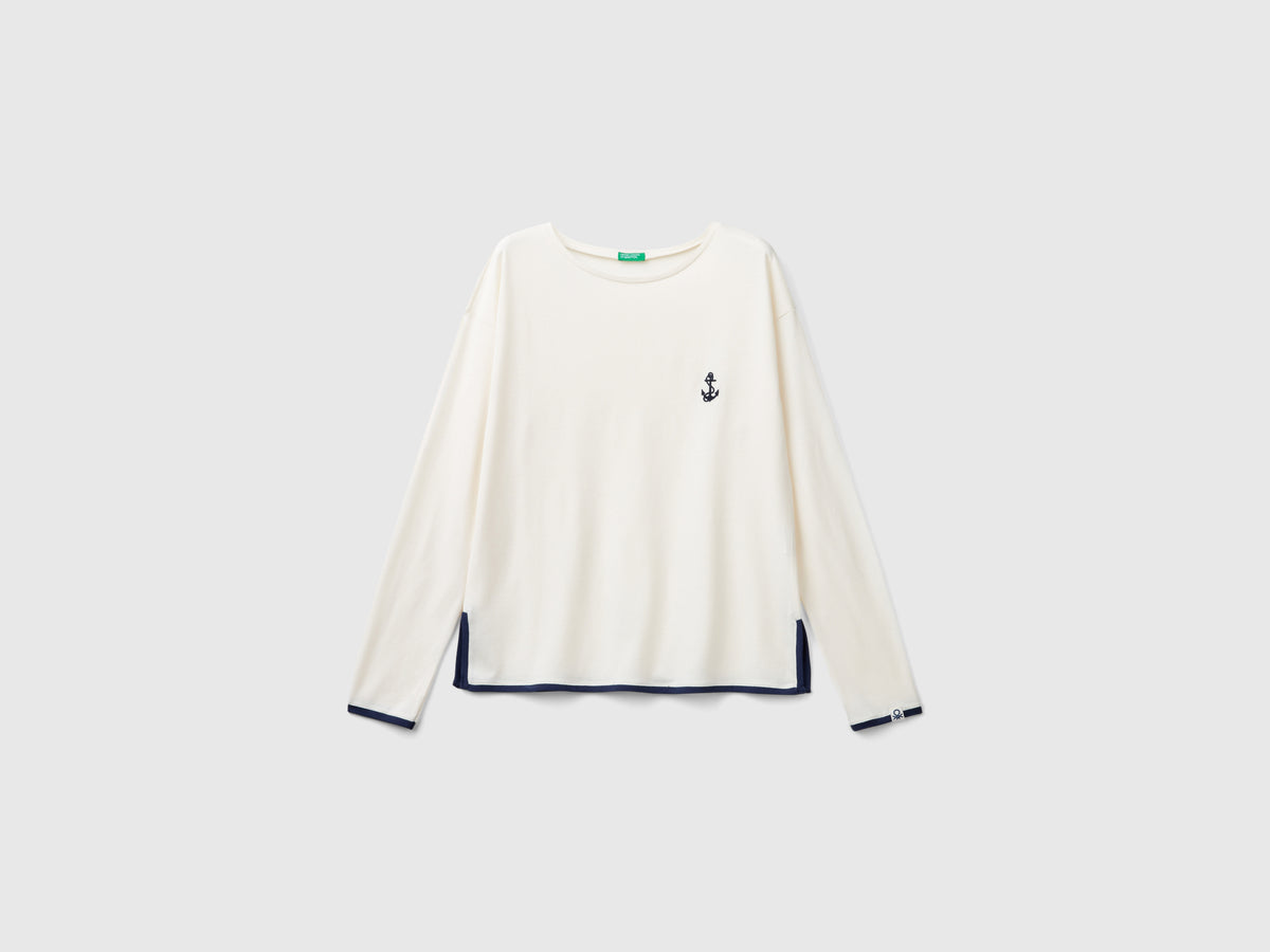 T-shirt con ricamo in misto viscosa
