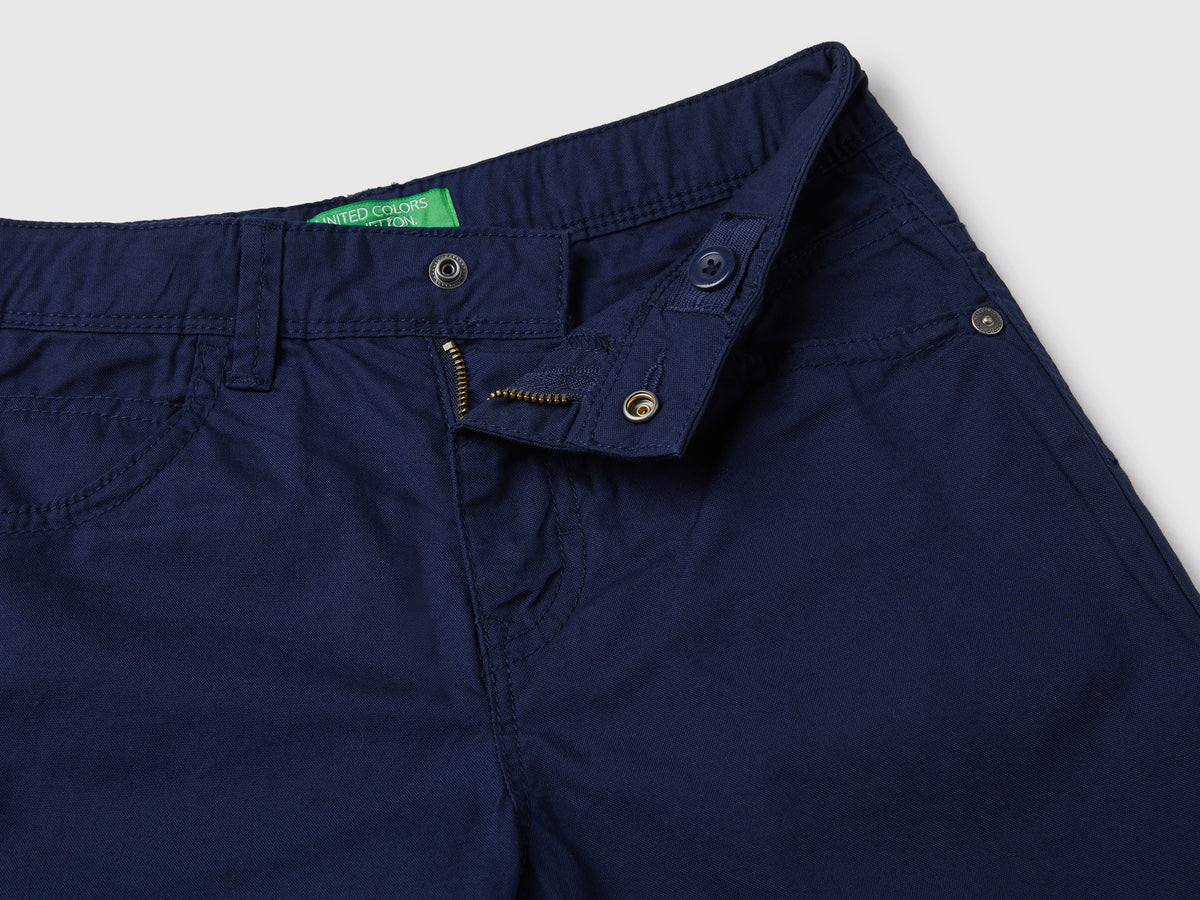 Pantaloni corti cinque tasche in tessuto leggero di puro cotone