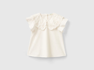 Blusa con colletto ricamato