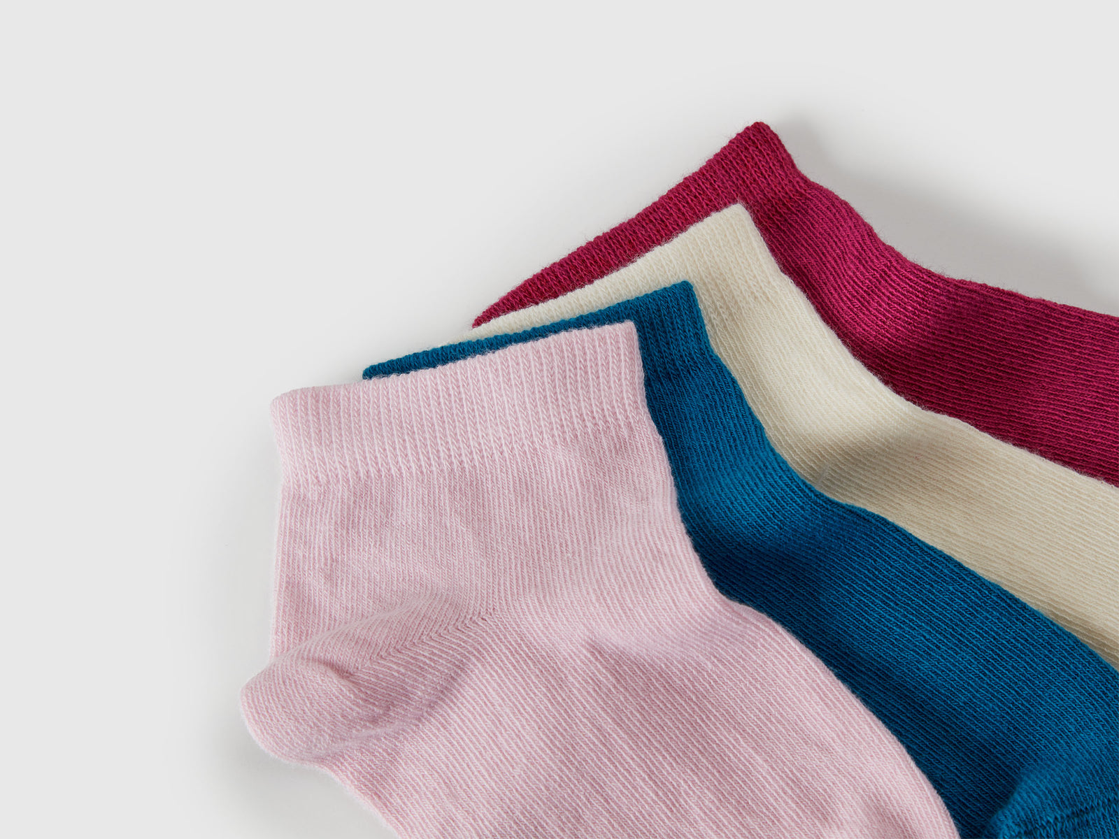 Quattro paia di calzini corti con logo da bambino multi-color 2 | Benetton Outlet