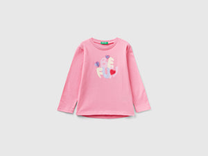 T-shirt con stampa e patch
