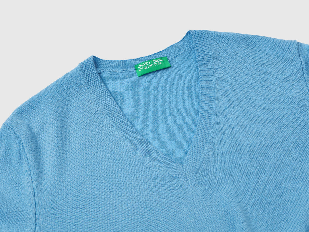 Maglia con scollo a V azzurra in pura lana Merino