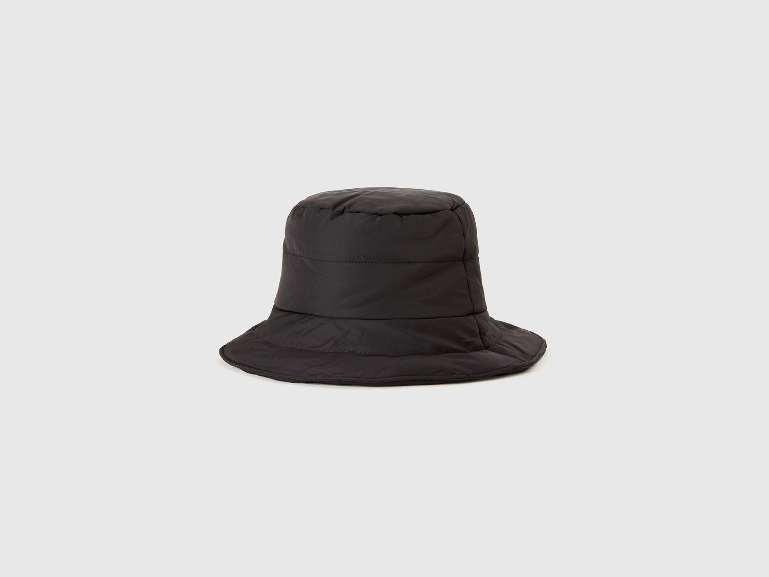 Cappello imbottito trapuntato da donna nero | Benetton Outlet