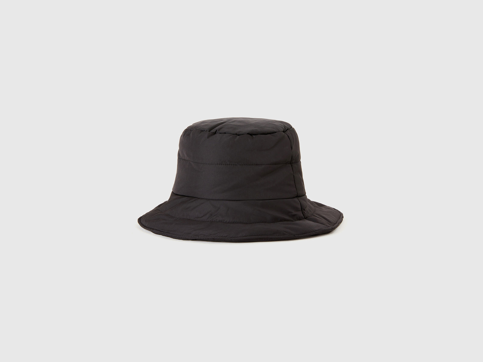 Cappello imbottito trapuntato da donna nero | Benetton Outlet
