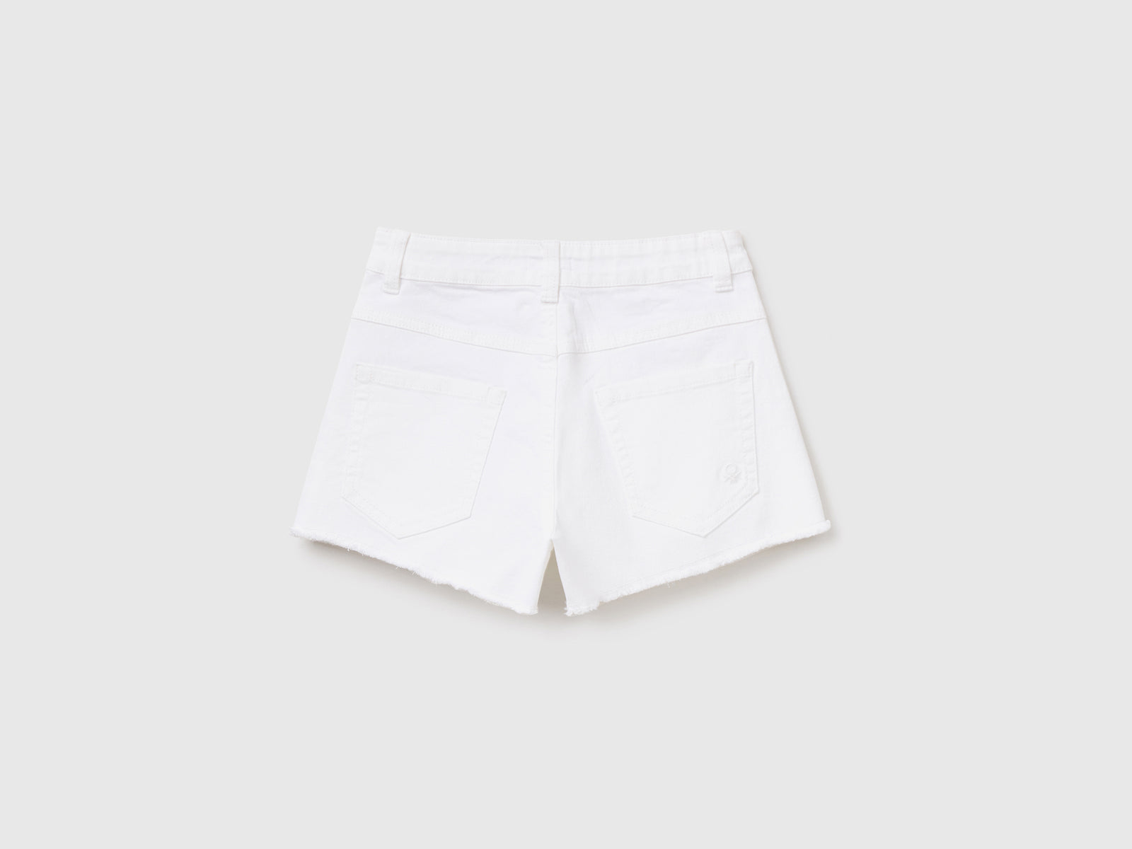 Pantaloni corti cinque tasche in misto cotone elasticizzato da bambina bianco 2 | Benetton Outlet