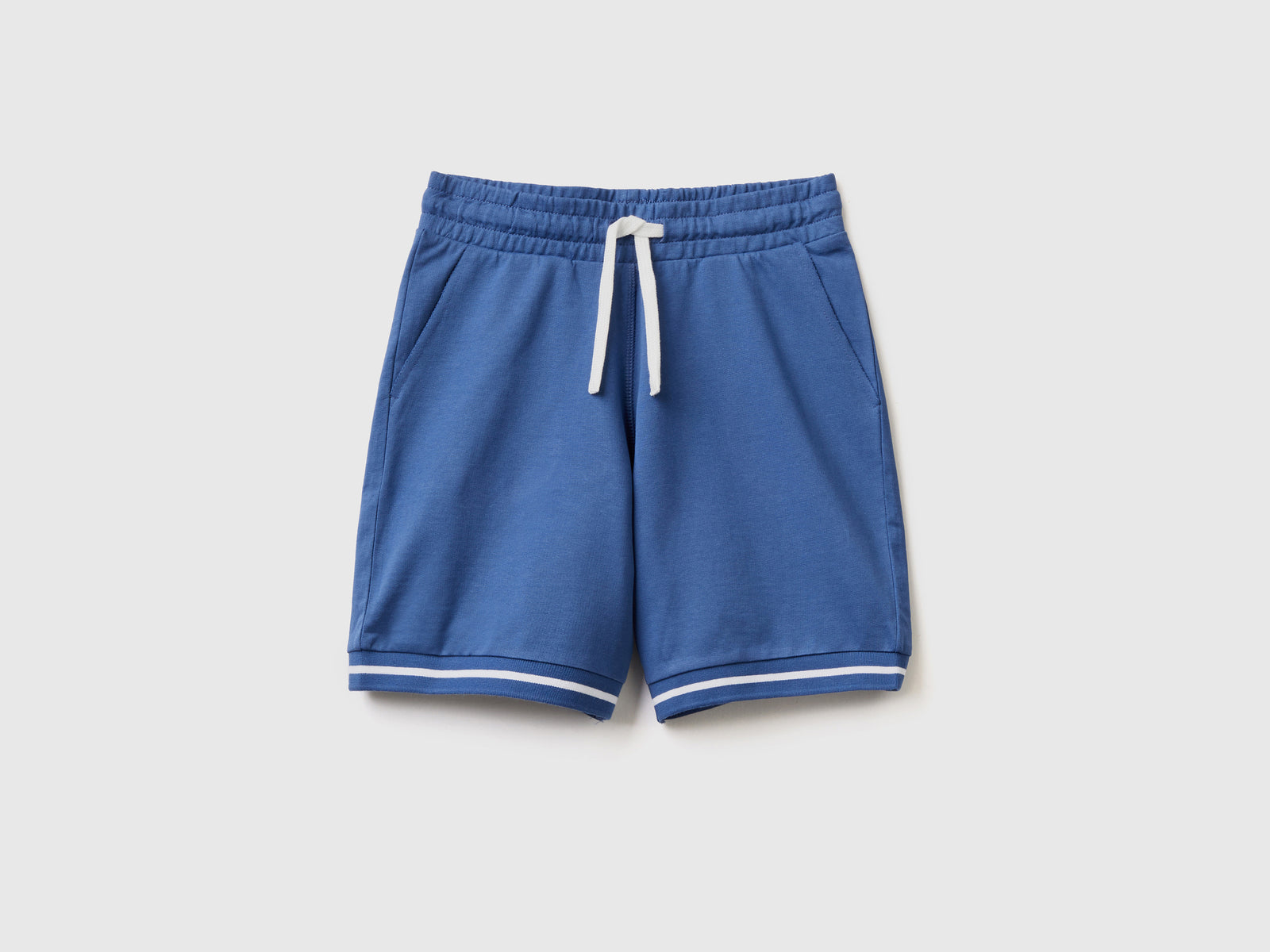 Shorts in morbida felpa di puro cotone con fondo a costine rigate da bambino bluette | Benetton Outlet