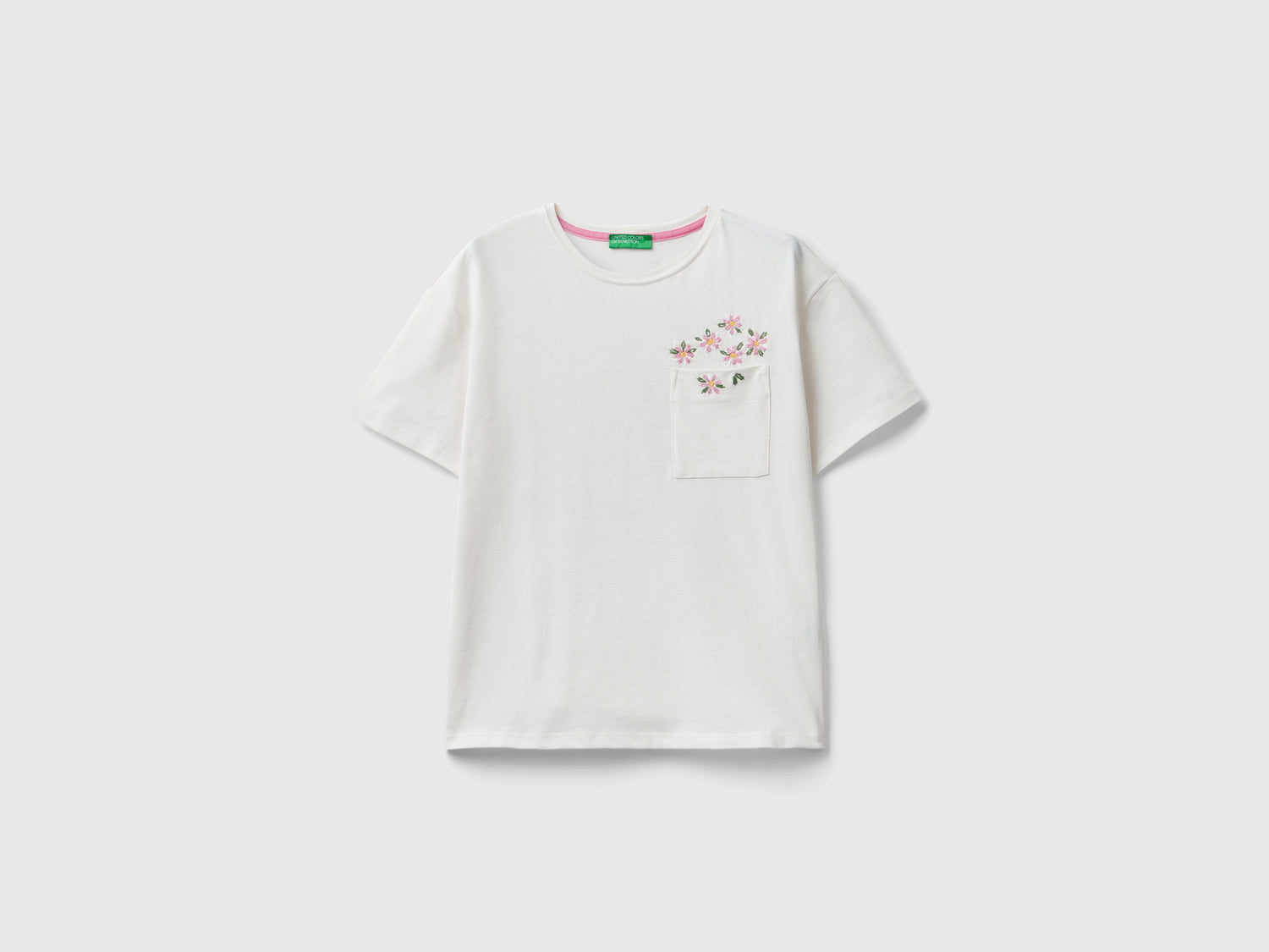 Maglietta con taschino e ricamo da donna bianco panna | Benetton Outlet