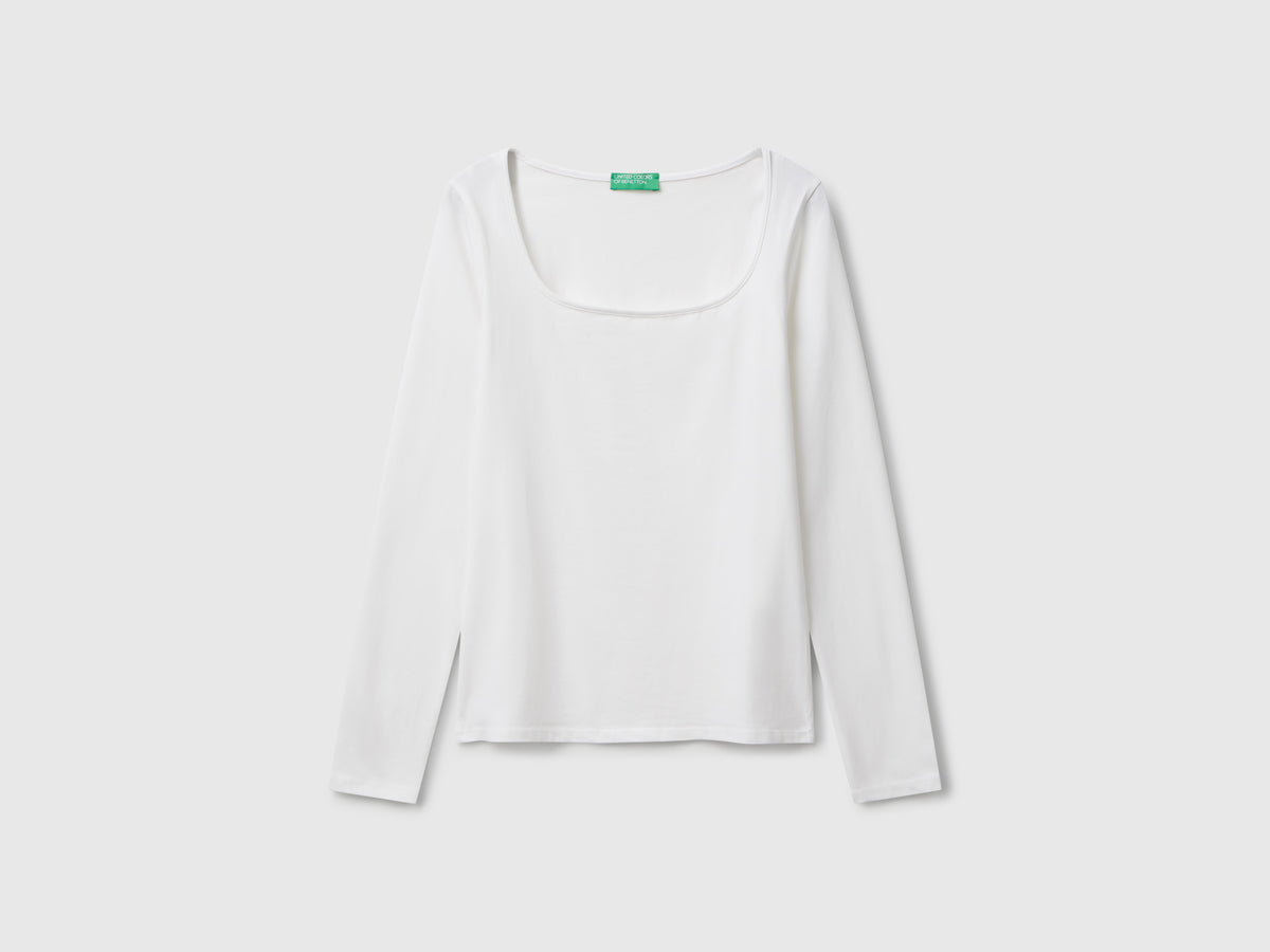 T-shirt con scollo ampio