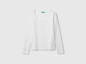 T-shirt con scollo ampio