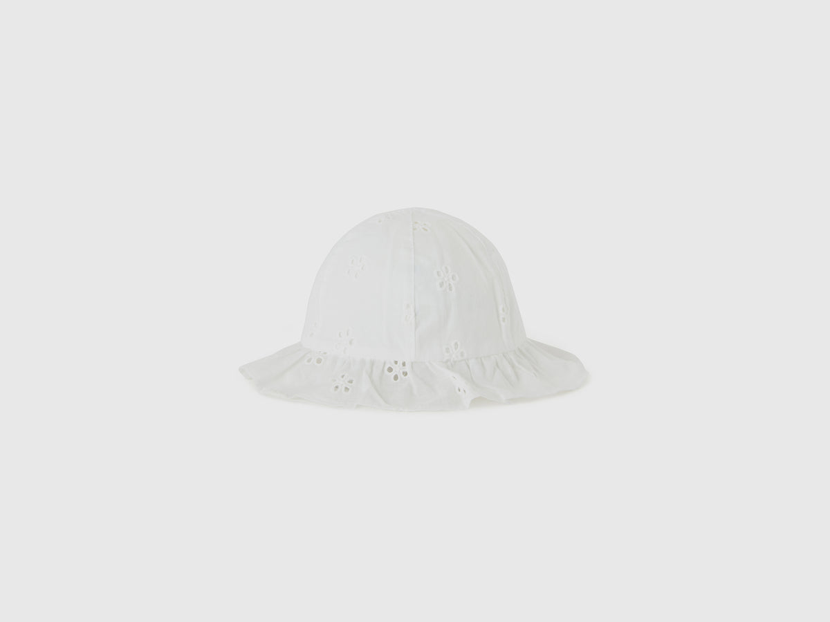 Cappellino con ricami sangallo