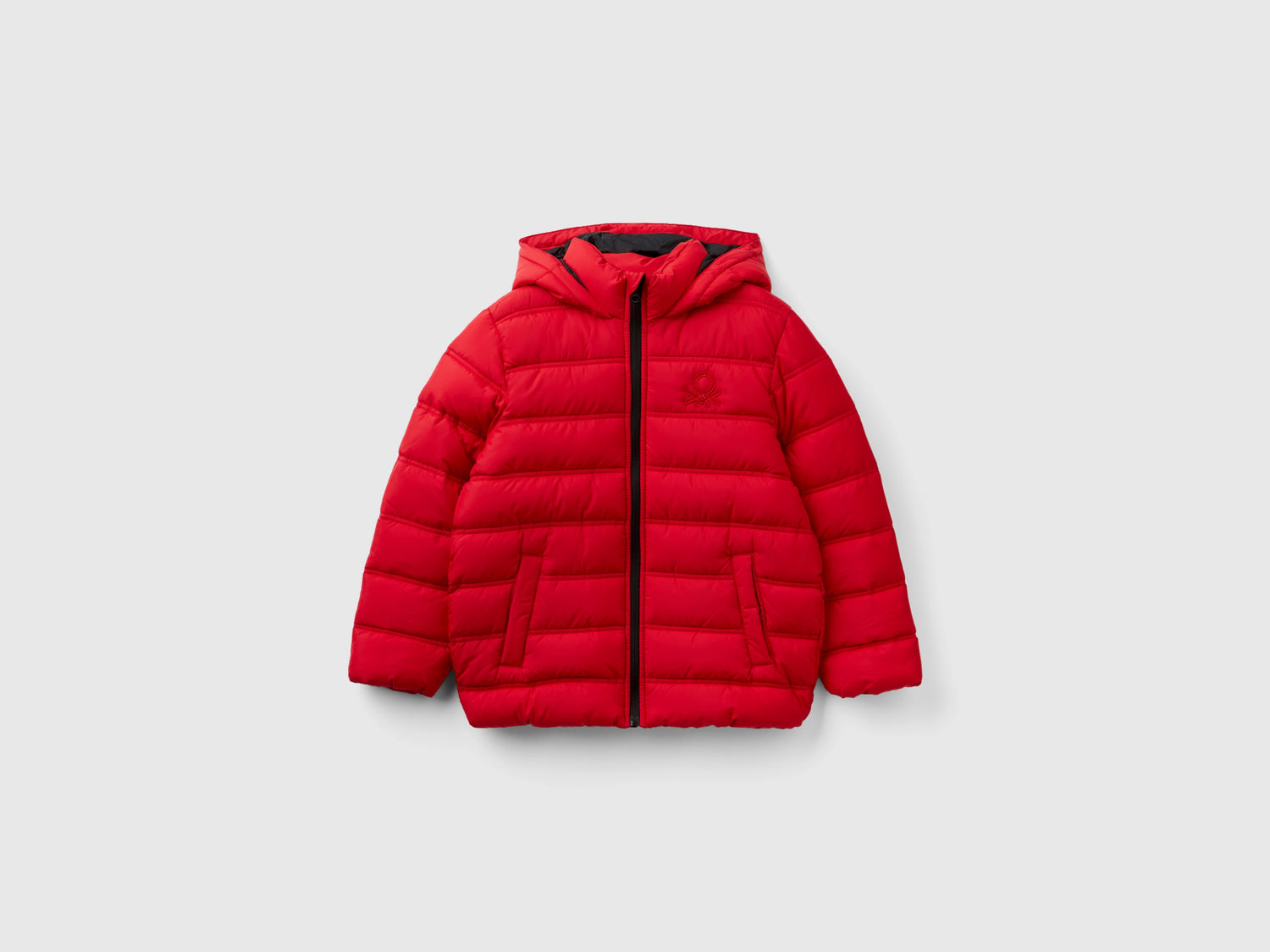 Giubbotto imbottito con cappuccio e logo da bambino rosso | Benetton Outlet