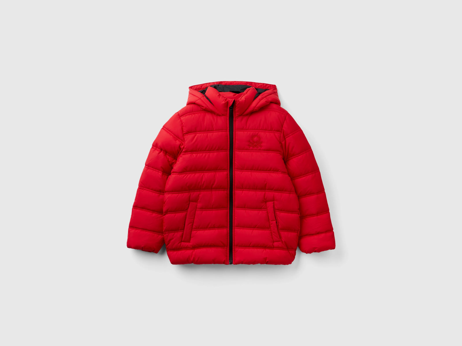 Giubbotto imbottito con cappuccio e logo da bambino rosso | Benetton Outlet