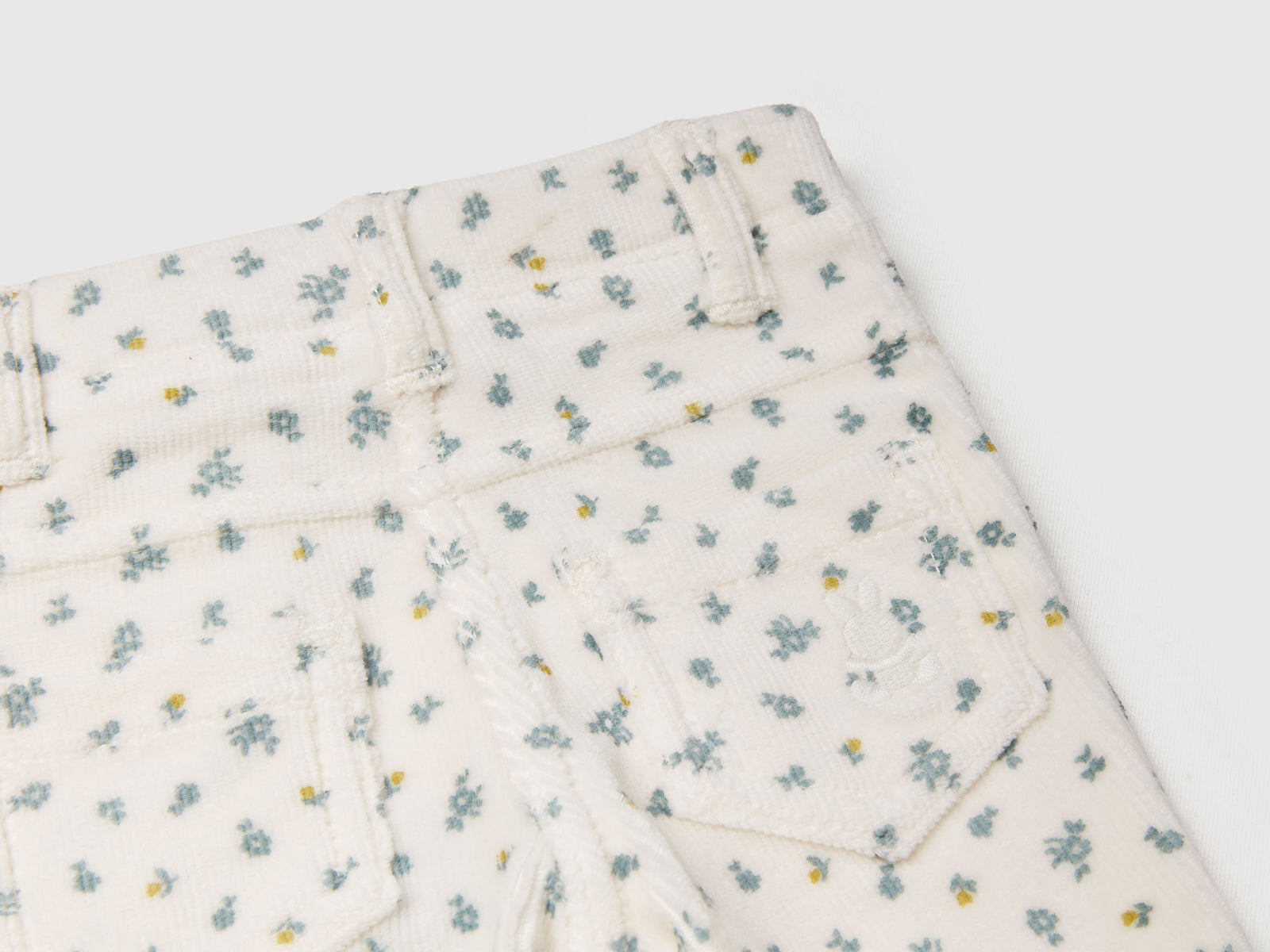 Pantaloni con stampa fantasia in ciniglia da neonato bianco 3 | Benetton Outlet