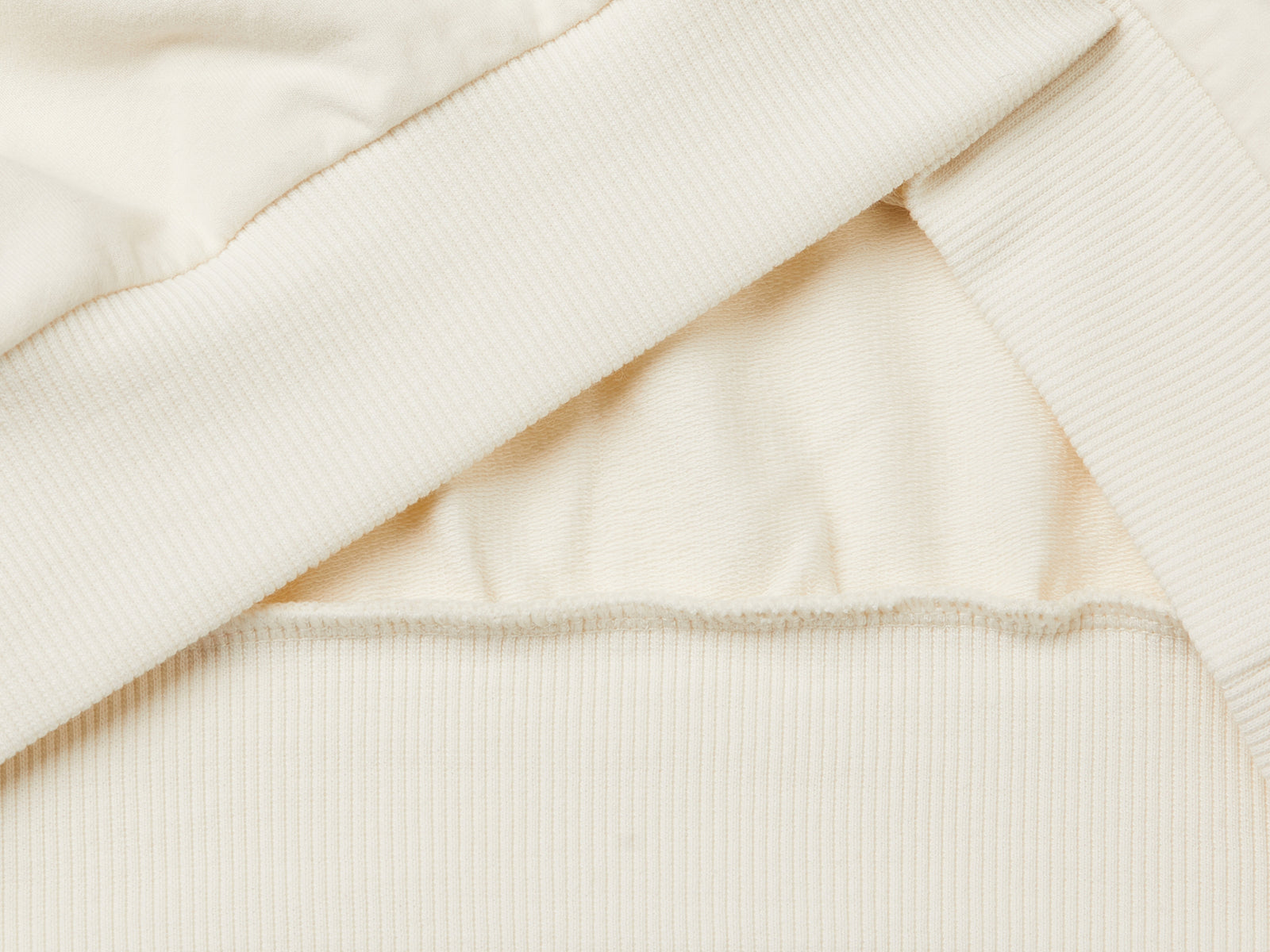 Felpa con applicazione effetto gioiello da bambina beige 3 | Benetton Outlet