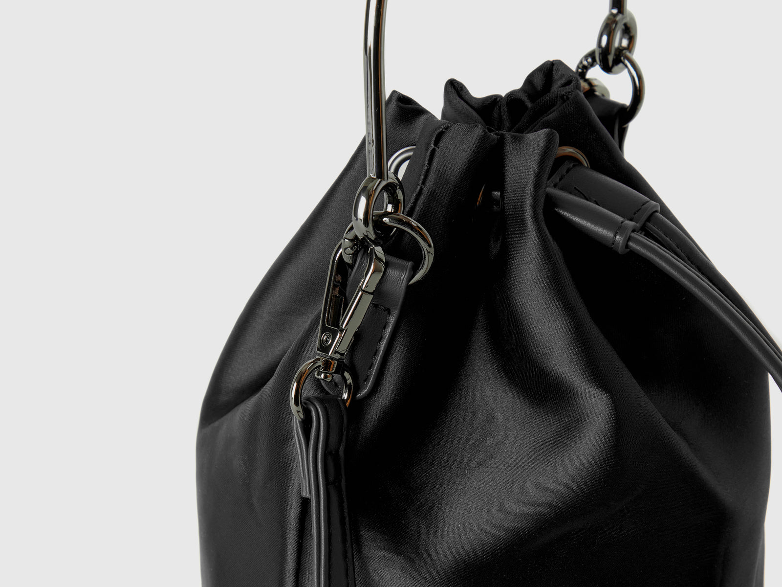 Borsa secchiello in tessuto riciclato da donna nero 3 | Benetton Outlet