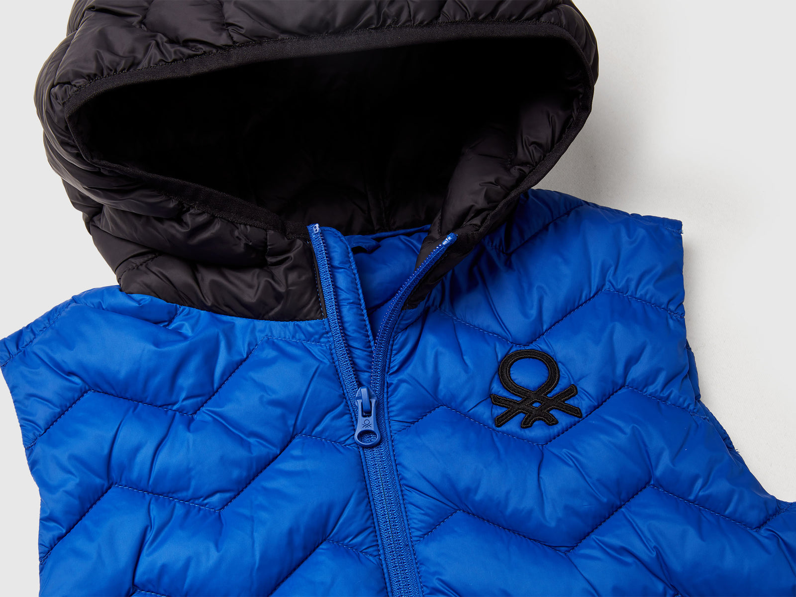 Gilet imbottito con cappuccio da bambino blu 3 | Benetton Outlet
