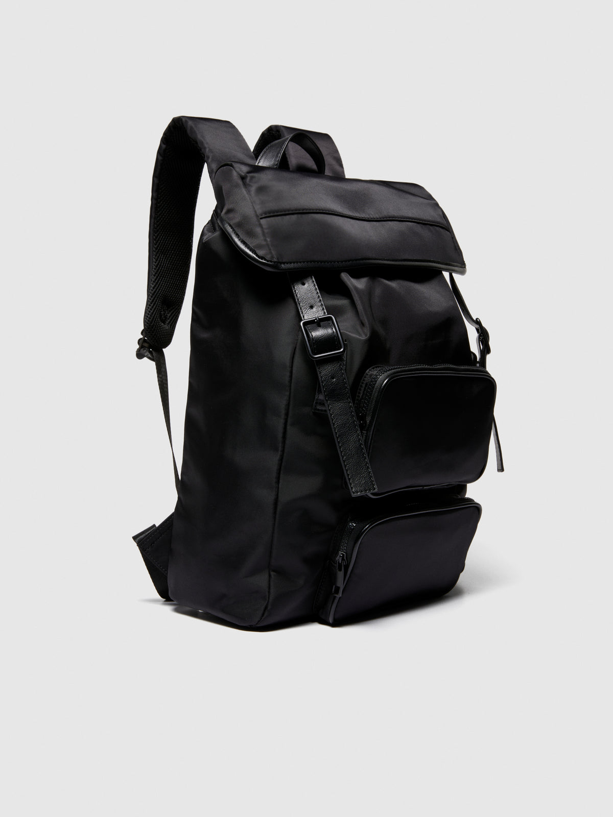 Zaino in nylon con tasche