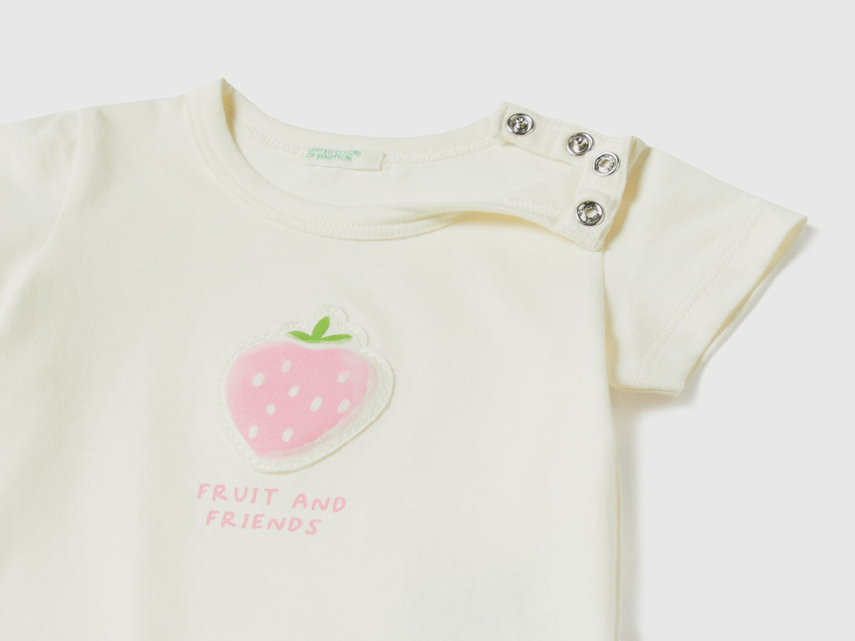 T-shirt con patch e stampa