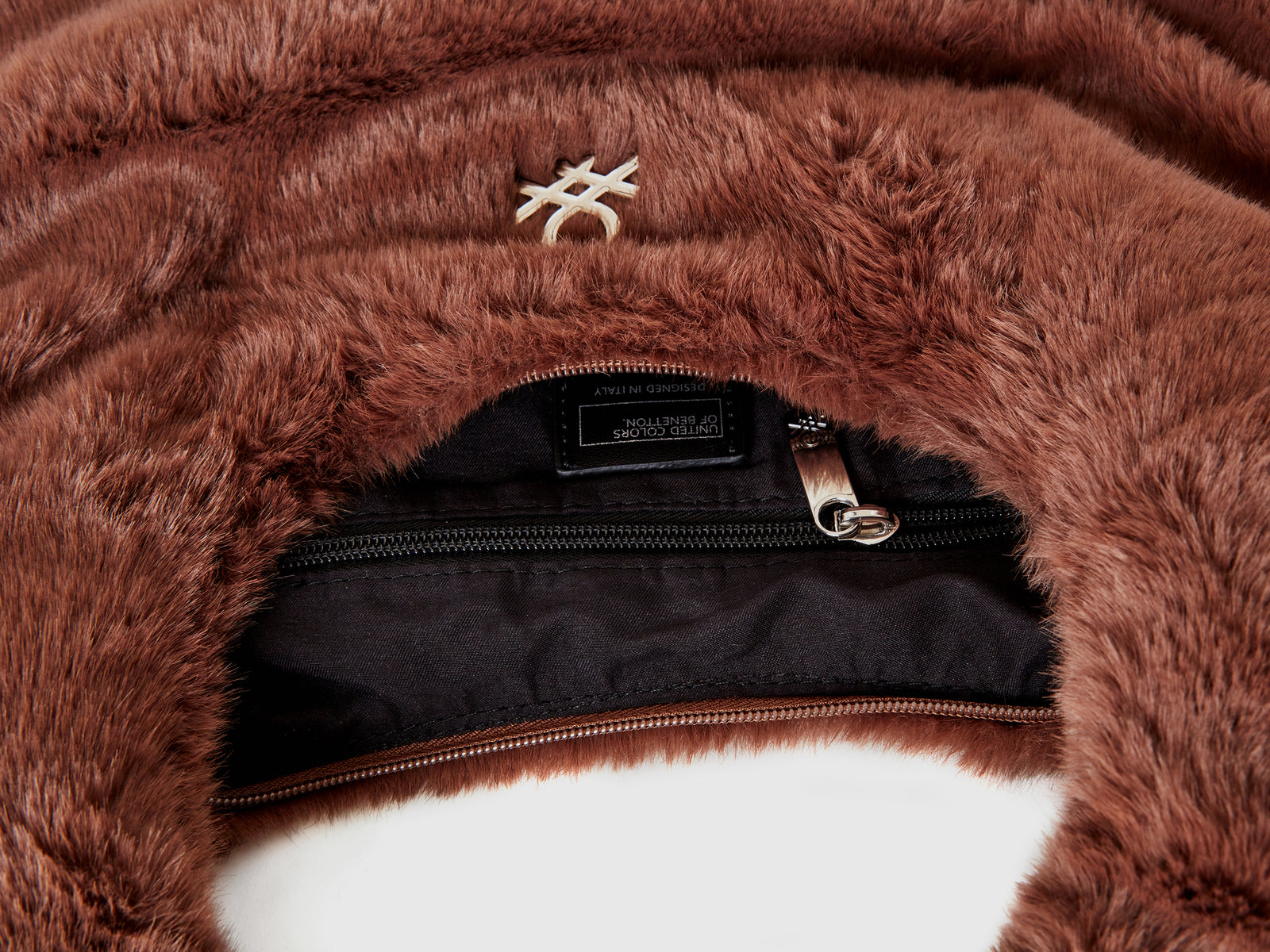 Borsa grande a mezzaluna in pelliccia sintetica da donna marrone scuro 3 | Benetton Outlet