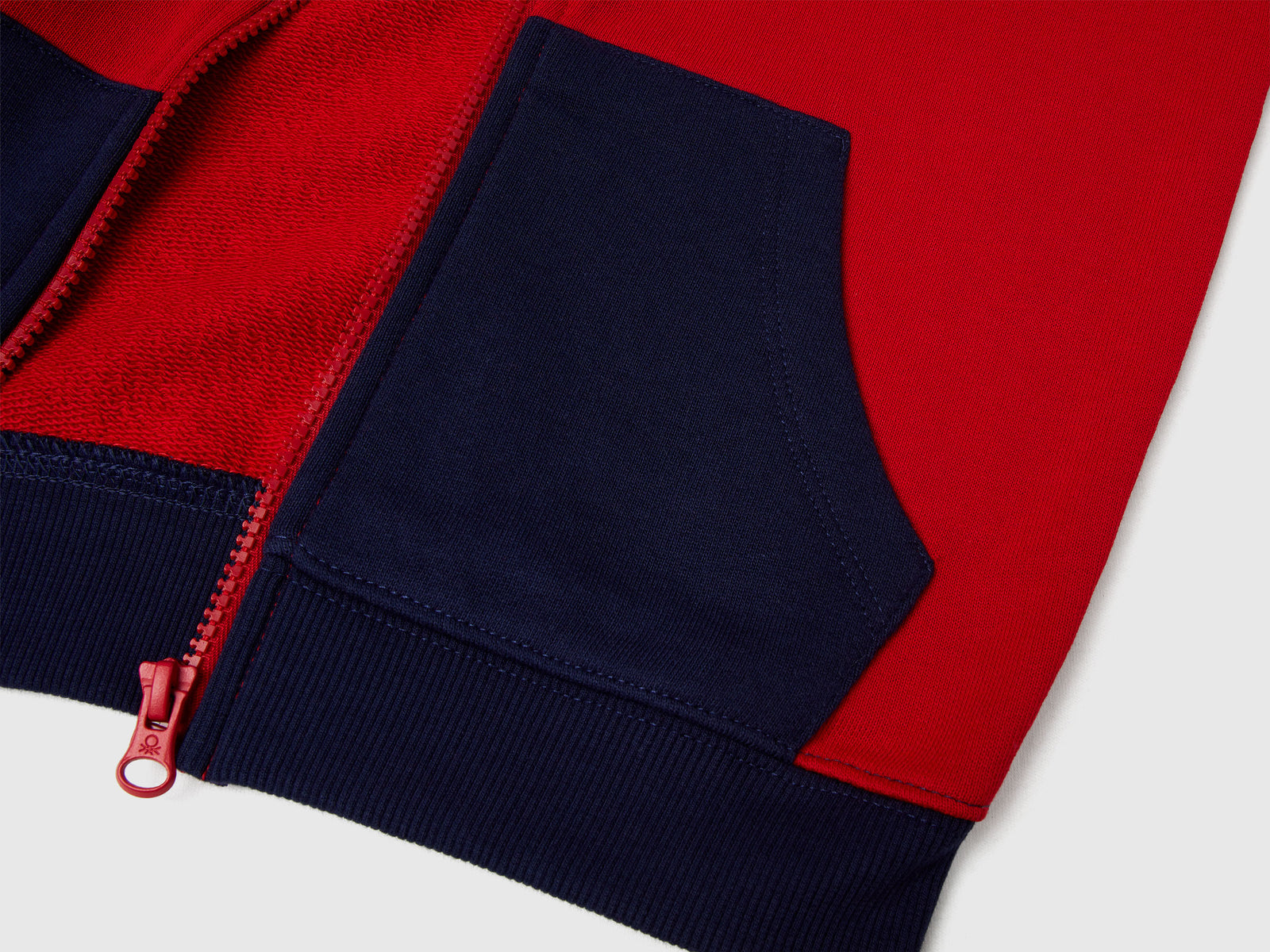 Felpa con cappuccio e ricamo da bimbo rosso 3 | Benetton Outlet