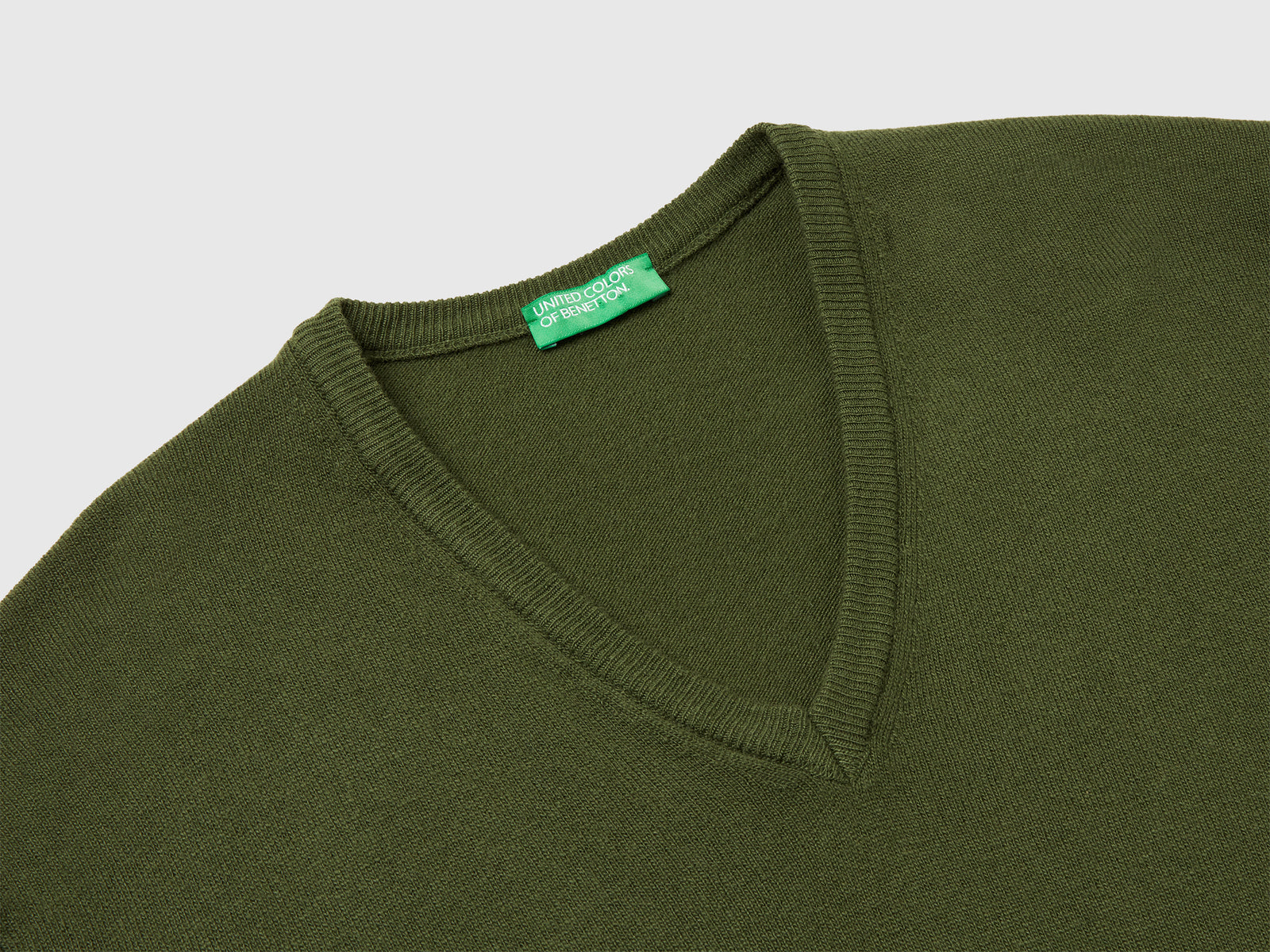 Maglia scollo a V in pura lana Merino da uomo verde oliva 3 | Benetton Outlet