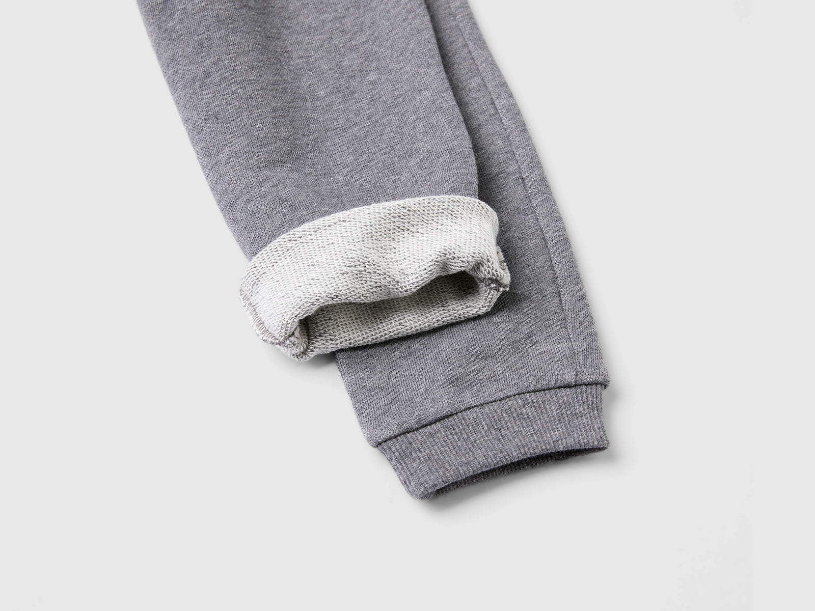 Pantaloni in felpa di cotone bio da bimba grigio scuro 2 | Benetton Outlet