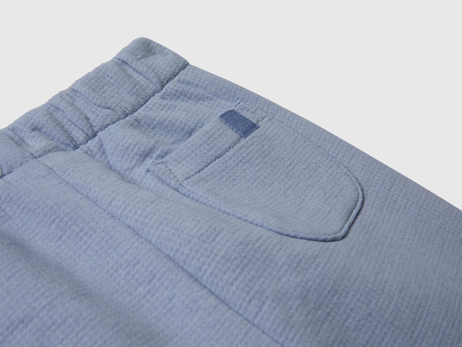 Pantaloni in cotone con patch da neonato celeste 3 | Benetton Outlet