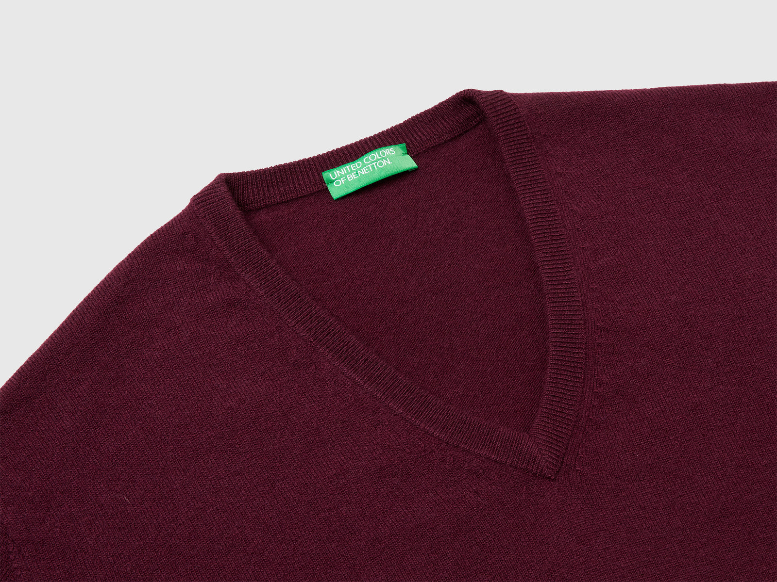 Maglia scollo a V prugna in pura lana Merino da uomo bordeaux 3 | Benetton Outlet
