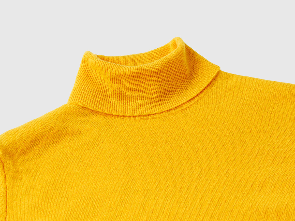 Maglione dolcevita giallo ocra in pura lana Merino
