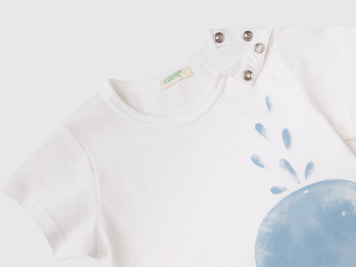T-shirt con stampa e patch