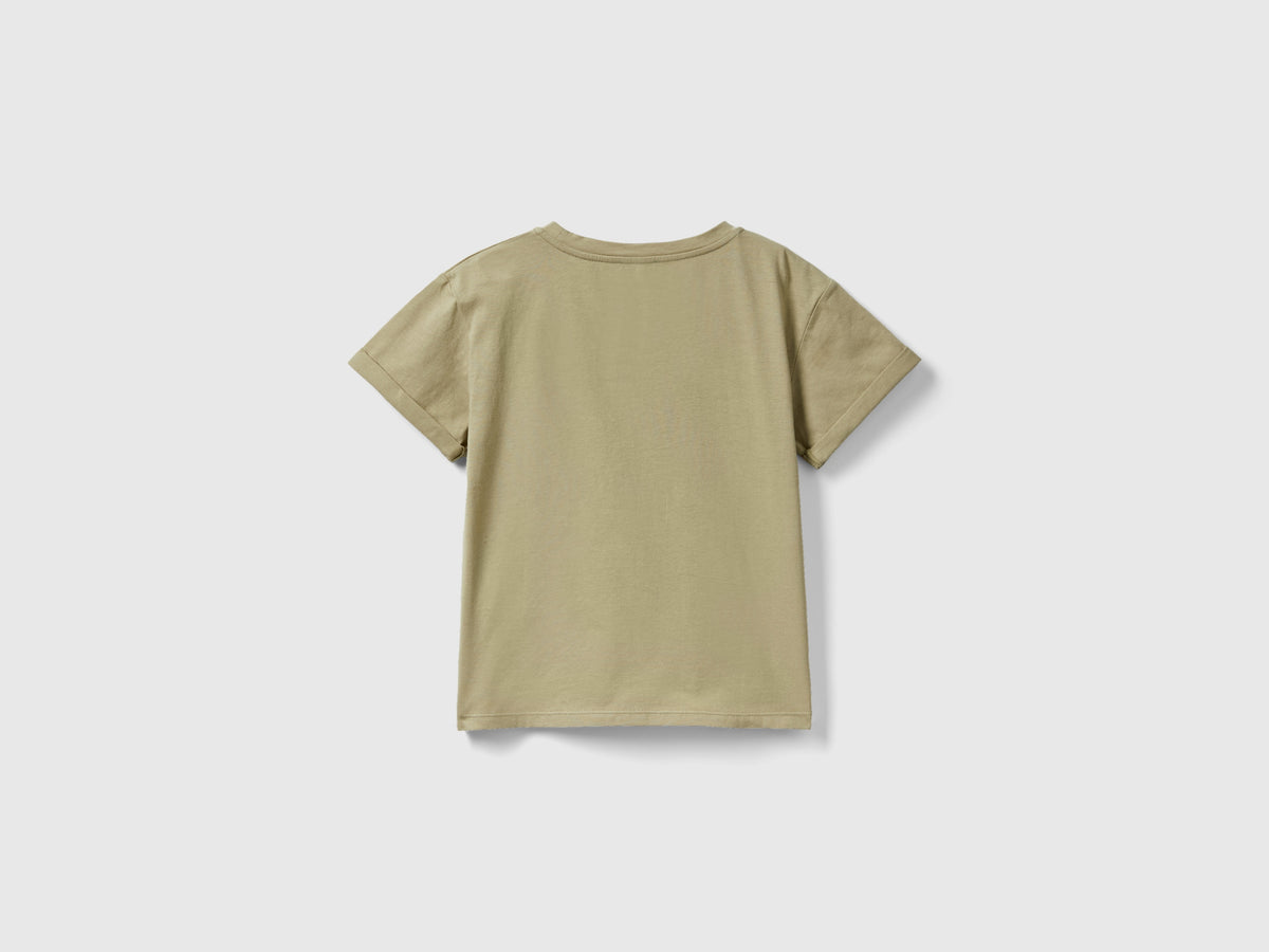 Camiseta con flores bordadas