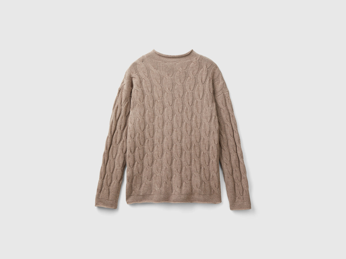 Maglia con lavorazione a trecce
