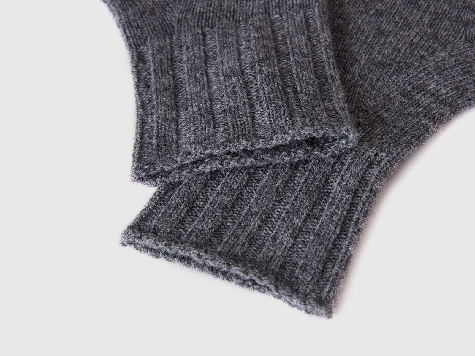 Guanti con lavorazione treccia da donna grigio scuro 3 | Benetton Outlet