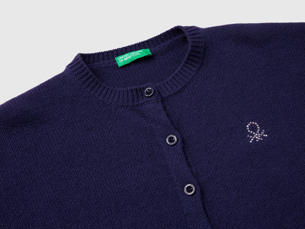 Cardigan girocollo con logo in strass