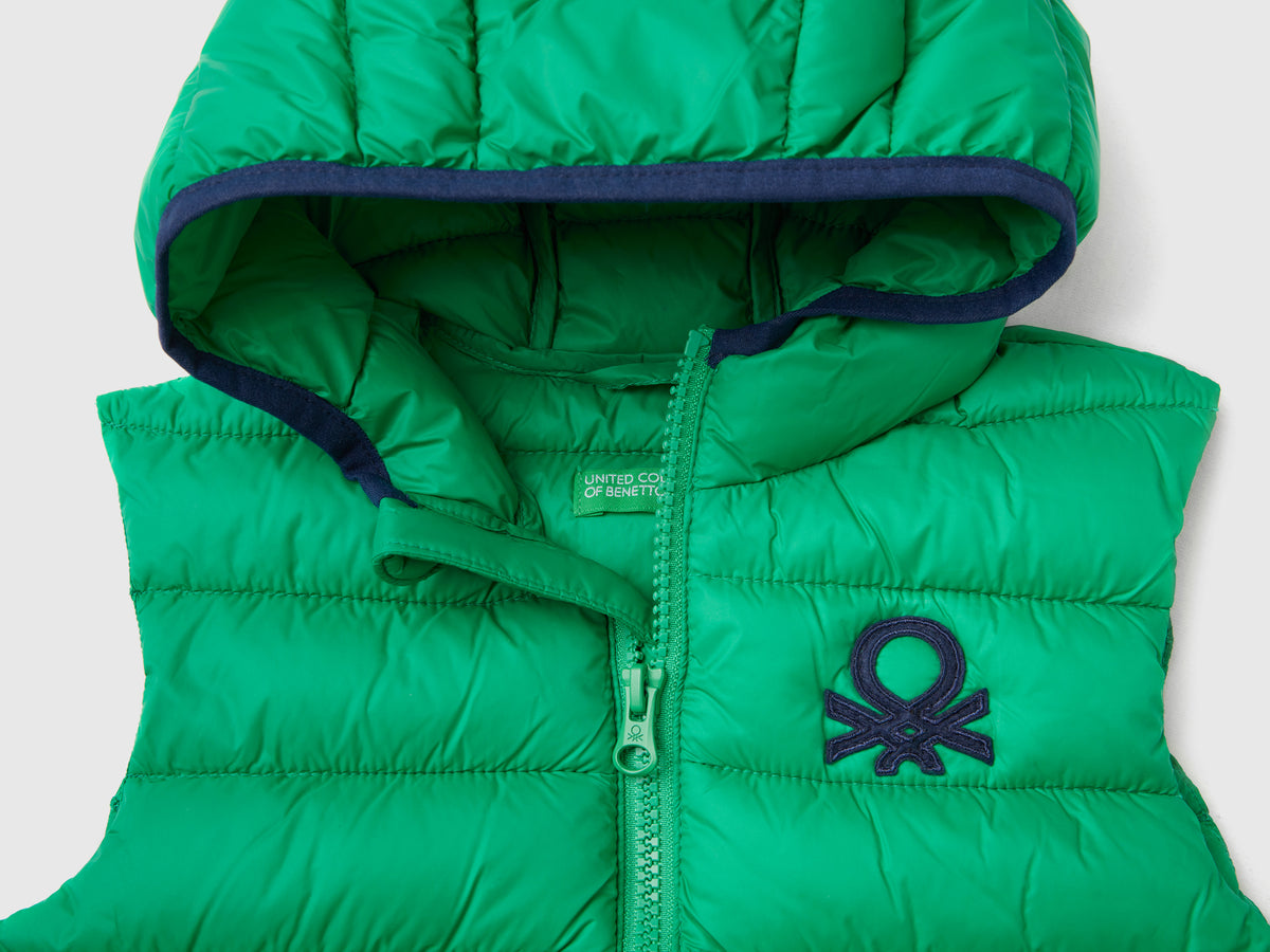 Gilet imbottito con cappuccio