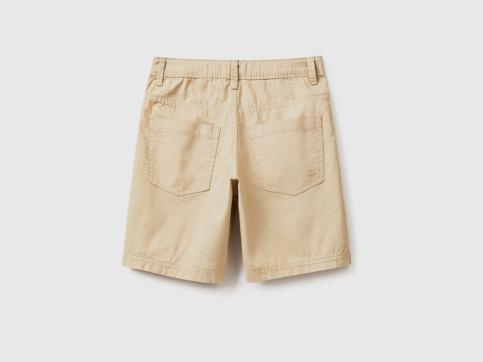 Pantaloni corti cinque tasche in tessuto leggero di puro cotone da bambino beige 2 | Benetton Outlet