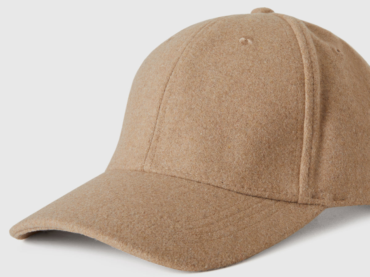 Cappello con visiera in panno