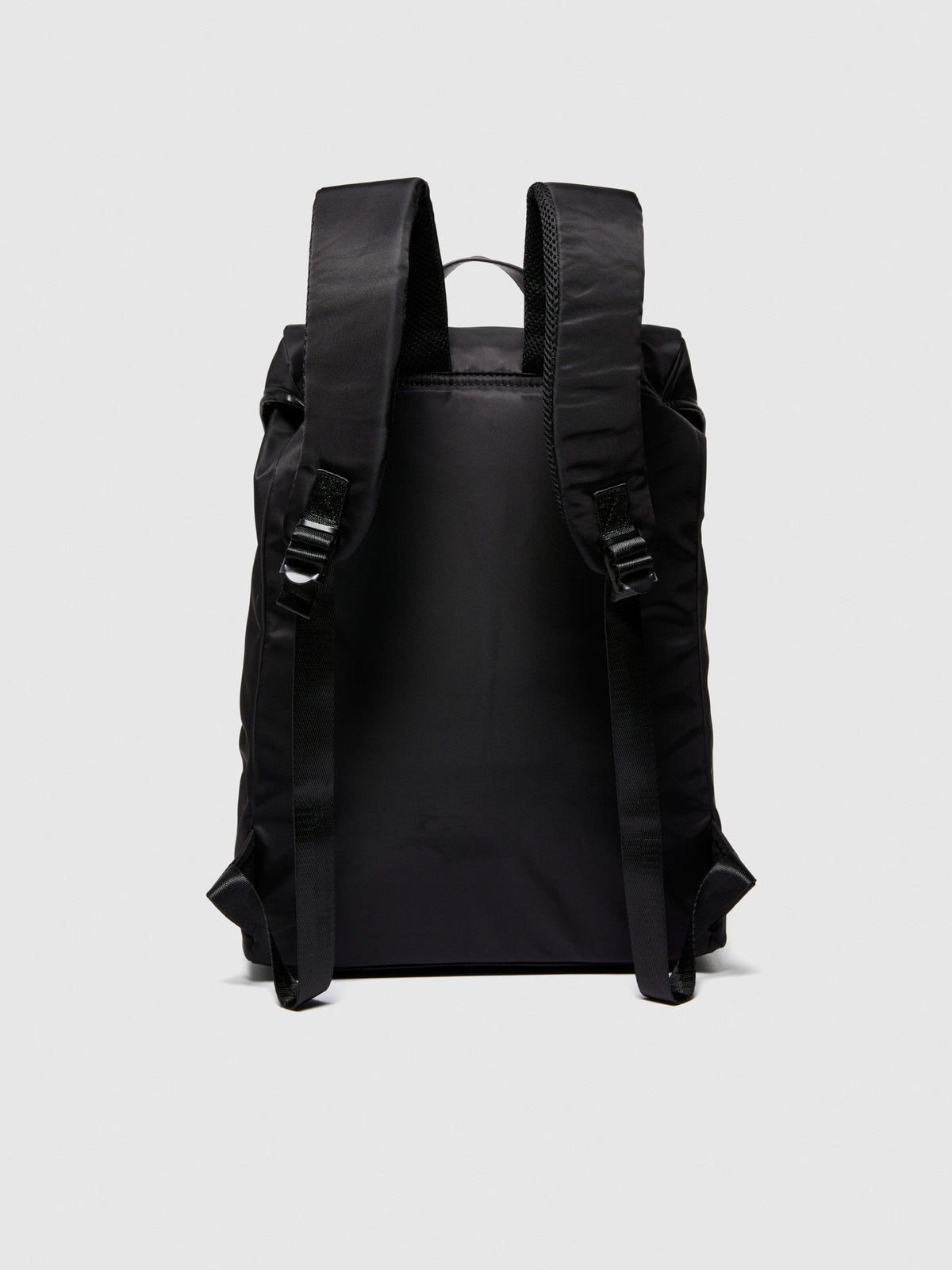 Zaino in nylon con tasche
